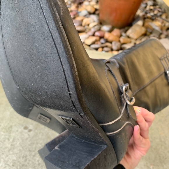 *** SOLD ***** Frye Distressed buckle boots - Picture 7 of 8